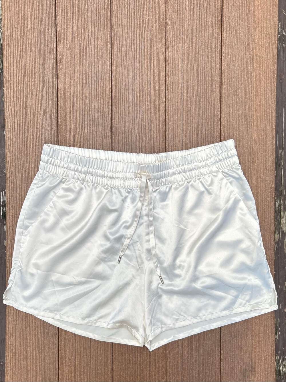 Divided HM Creme Elastic-Waist Shorts M, Sateen Fabric With Pockets. NWT